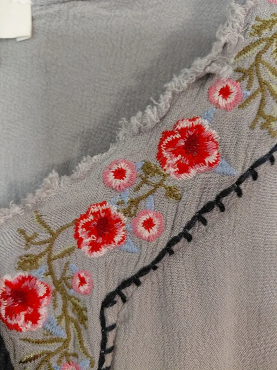 Umgee Boho Embroidered Gray Black Tunic Top Tassel Tie Raw Edge Oversized Medium - Picture 6 of 6